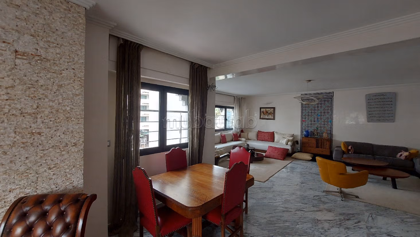 بيع شقة براسين. المساحة الإجمالية 318 م². شرفة كبيرة. 