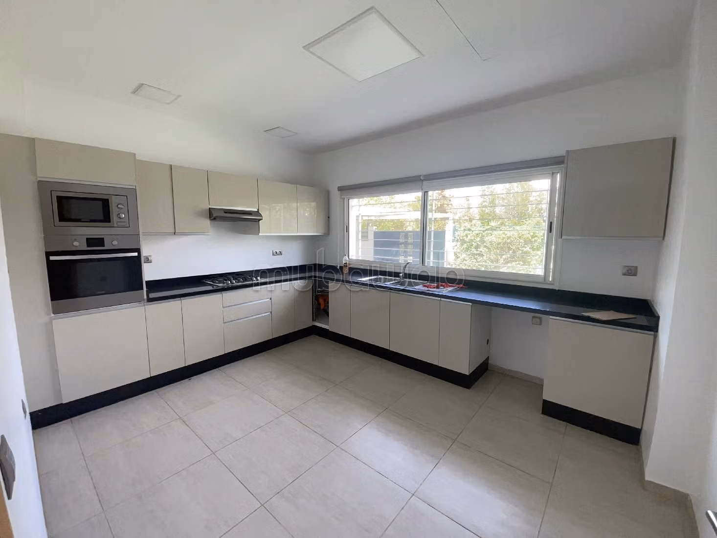 منزل رائع للكراء بالسويسي. 4 غرف ممتازة. شرفة جميلة وحديقة.