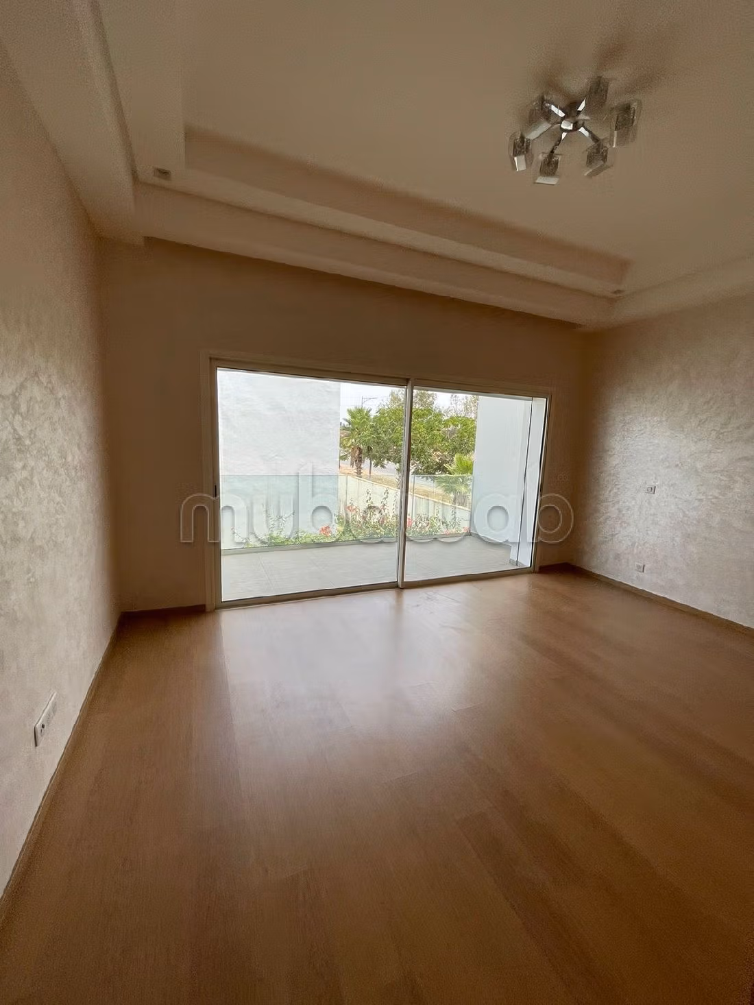 منزل رائع للكراء بالسويسي. 4 غرف ممتازة. شرفة جميلة وحديقة.