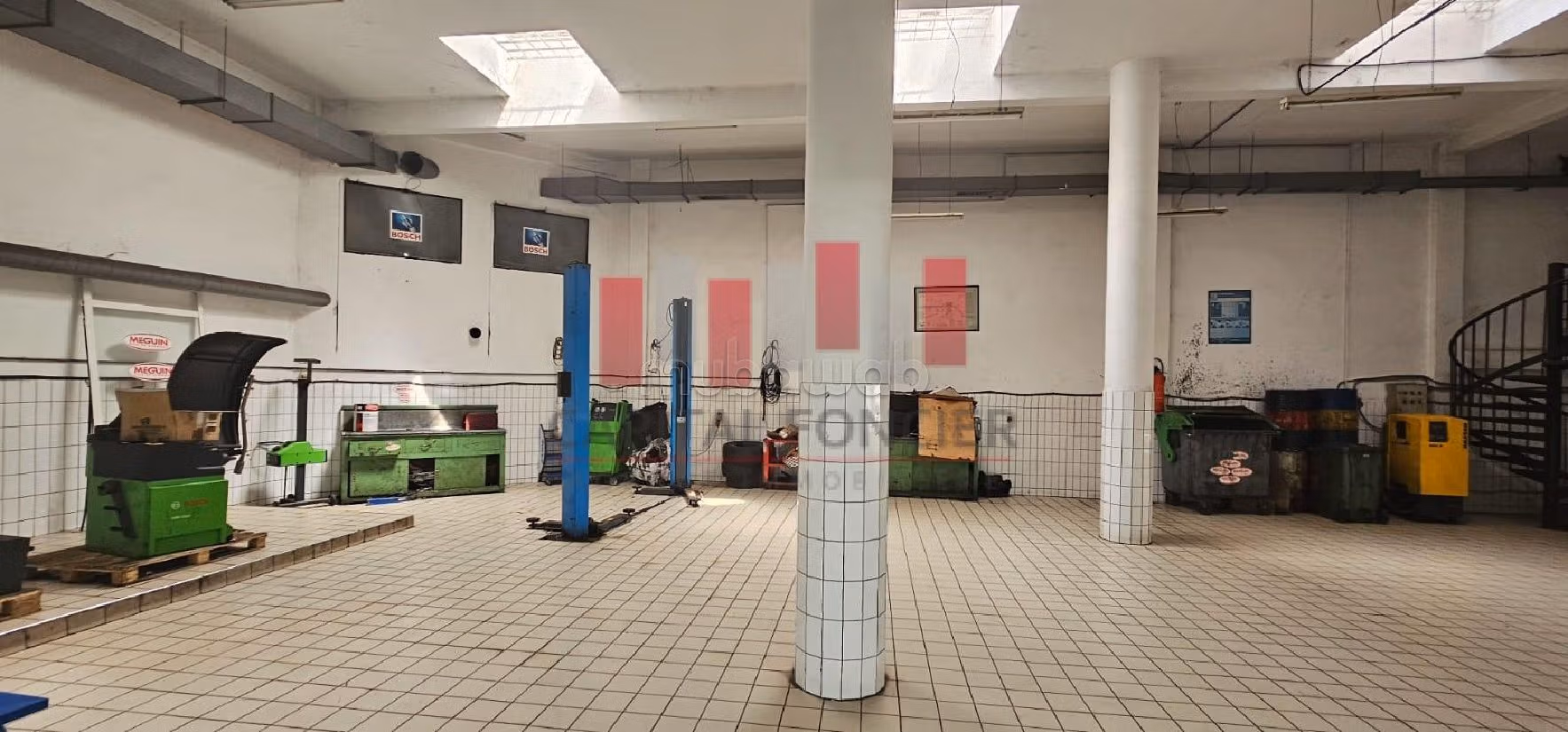 Excellent showroom en plein bld mly ismail Ain sebaa de 1900 m de surface exploitable a la location