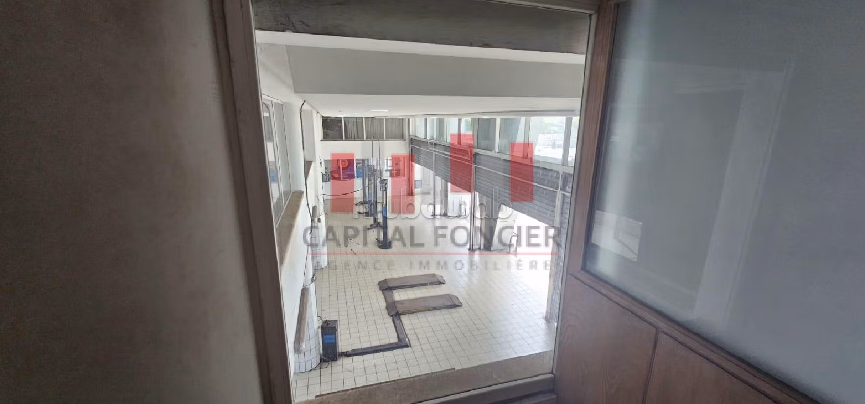 Excellent showroom en plein bld mly ismail Ain sebaa de 1900 m de surface exploitable a la location