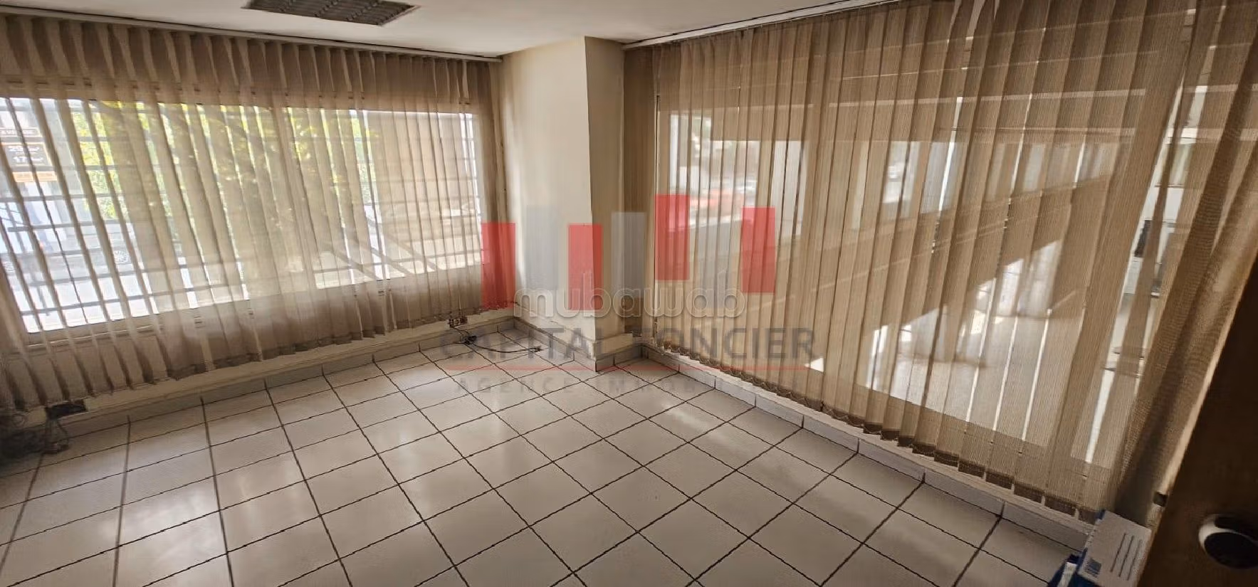 Excellent showroom en plein bld mly ismail Ain sebaa de 1900 m de surface exploitable a la location