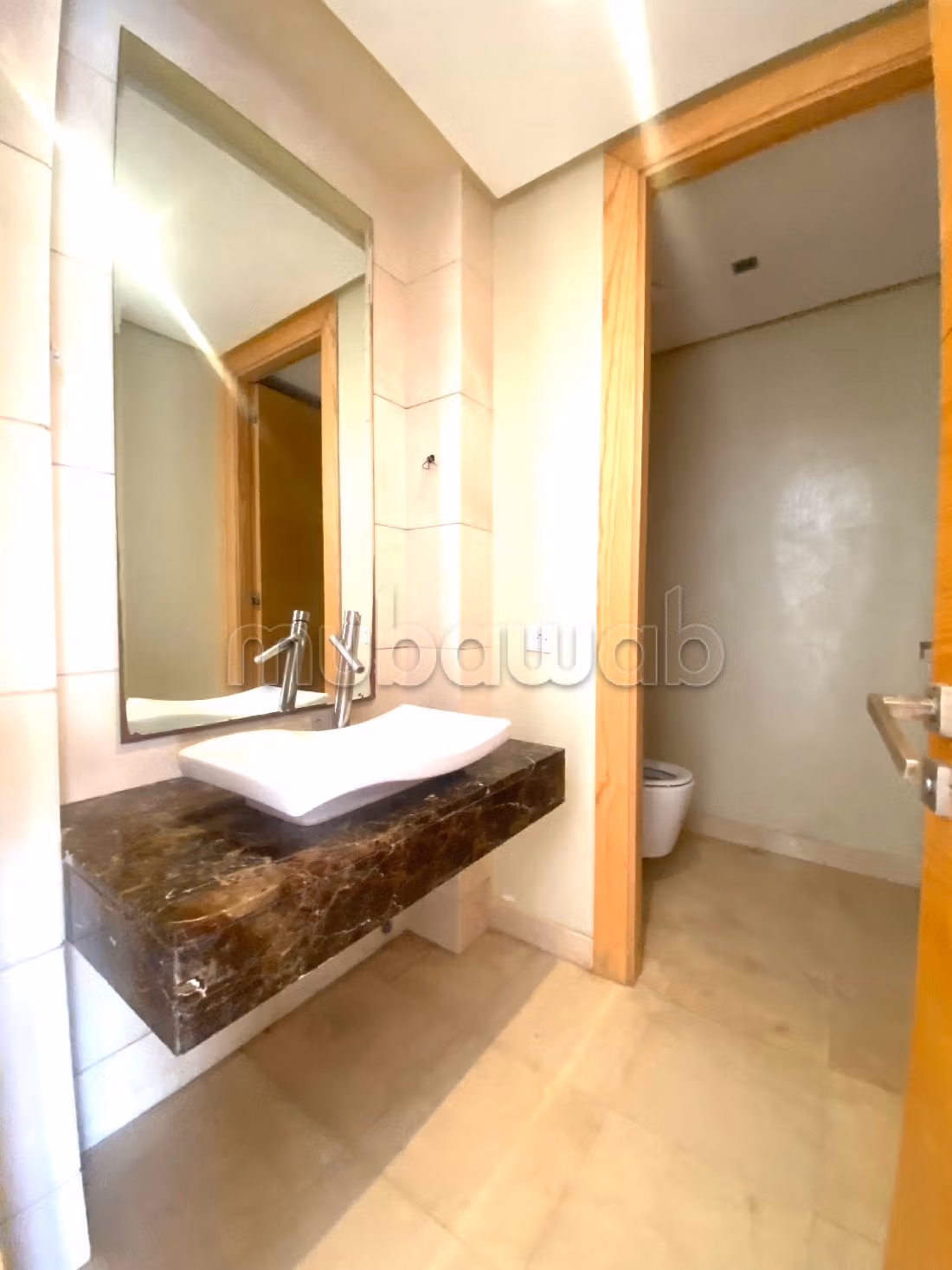 فيلا فخمة للايجار ب المدينة الخضراء. 4 غرف رائعة. أماكن لوقوف السيارات وحديقة جميلة