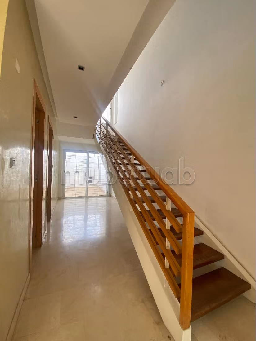 فيلا فخمة للايجار ب المدينة الخضراء. 4 غرف رائعة. أماكن لوقوف السيارات وحديقة جميلة