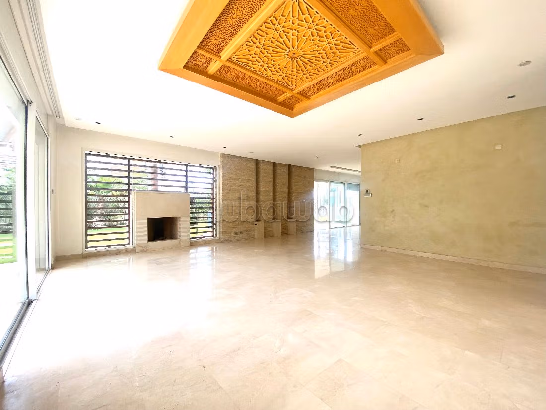 فيلا فخمة للايجار ب المدينة الخضراء. 4 غرف رائعة. أماكن لوقوف السيارات وحديقة جميلة