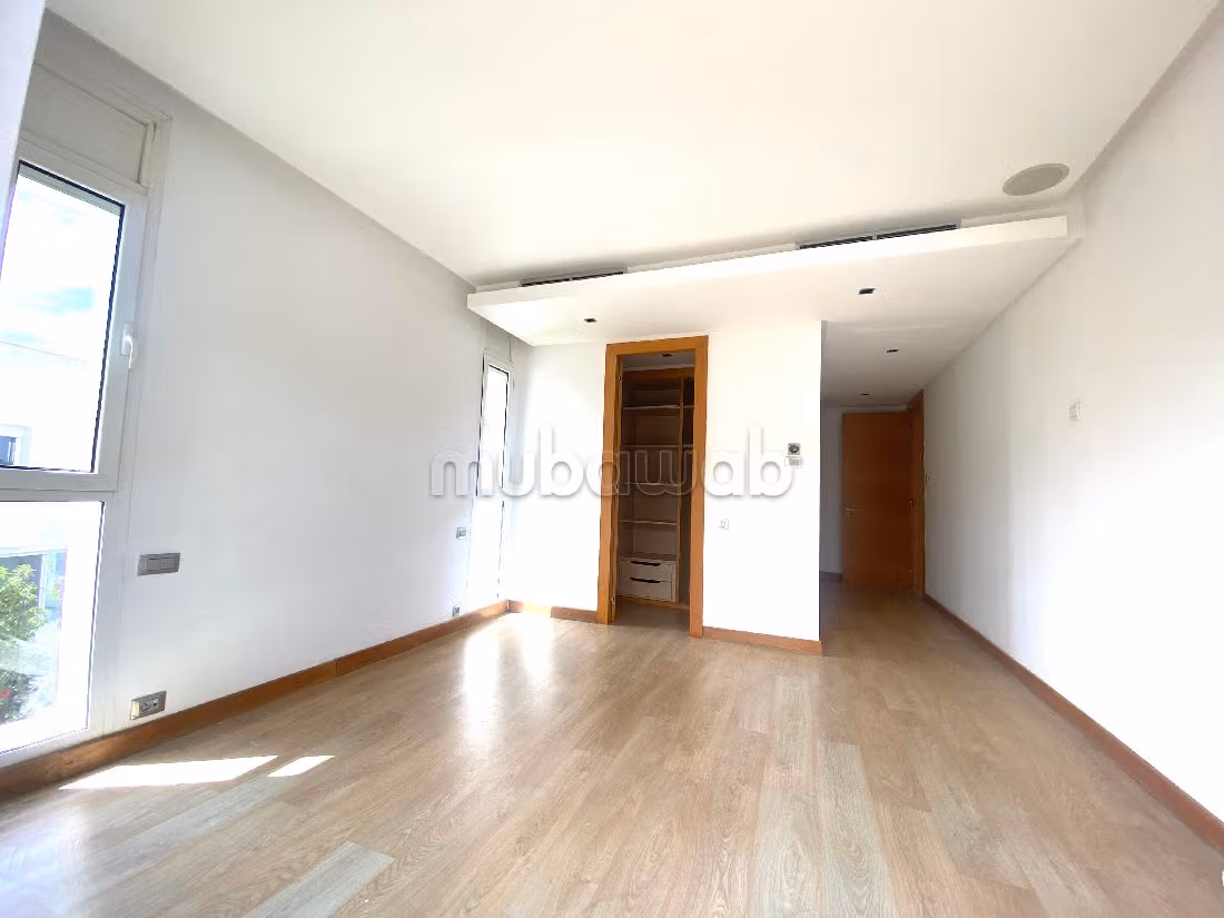 فيلا فخمة للايجار ب المدينة الخضراء. 4 غرف رائعة. أماكن لوقوف السيارات وحديقة جميلة