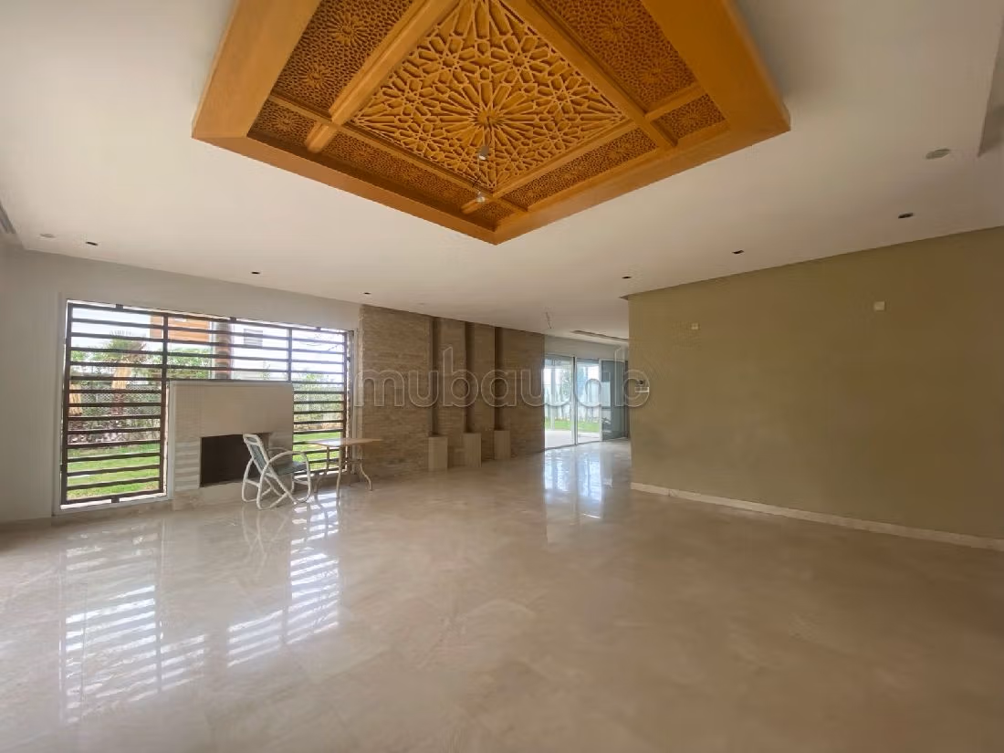 فيلا فخمة للايجار ب المدينة الخضراء. 4 غرف رائعة. أماكن لوقوف السيارات وحديقة جميلة