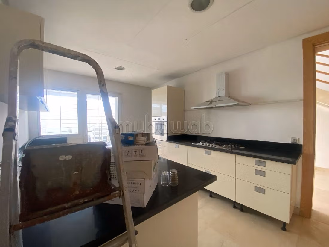 فيلا فخمة للايجار ب المدينة الخضراء. 4 غرف رائعة. أماكن لوقوف السيارات وحديقة جميلة