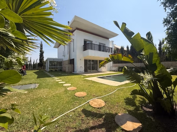 Luxury house for rent in Ville Verte. Area 650 m². Carpark, Balcony