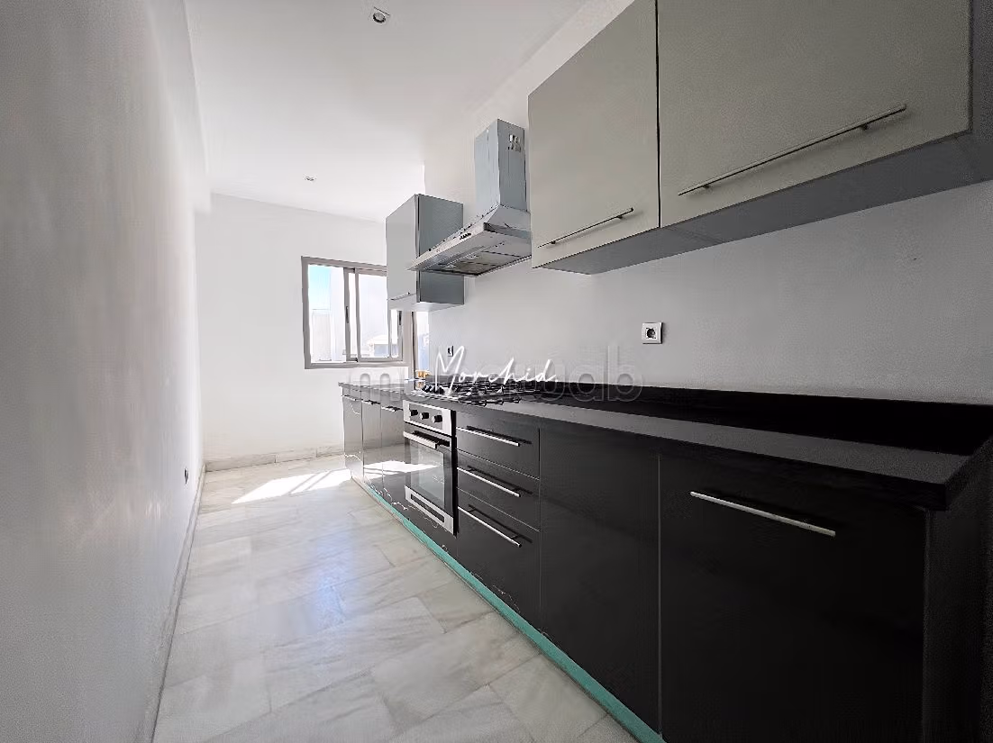 Appartementen om te huren in Ain Diab. Oppervlakte 200 m². Gemeubileerd.
