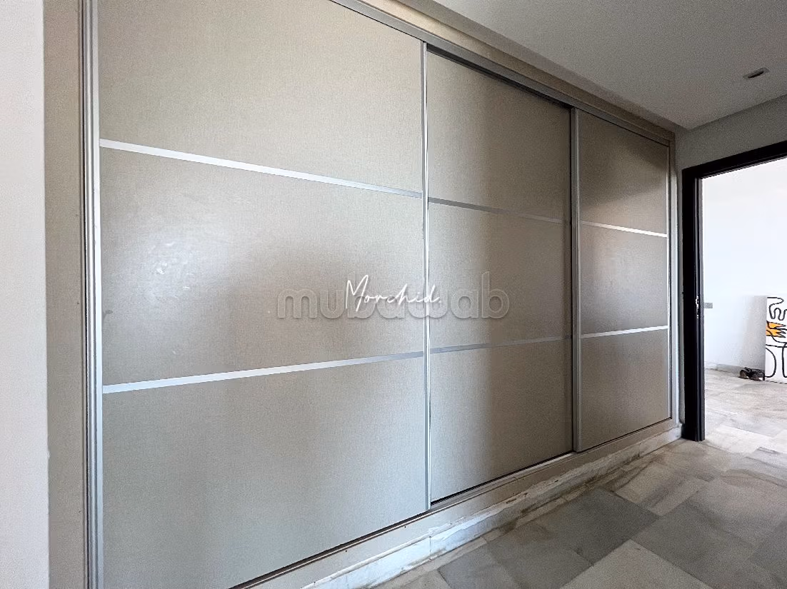 Appartementen om te huren in Ain Diab. Oppervlakte 200 m². Gemeubileerd.