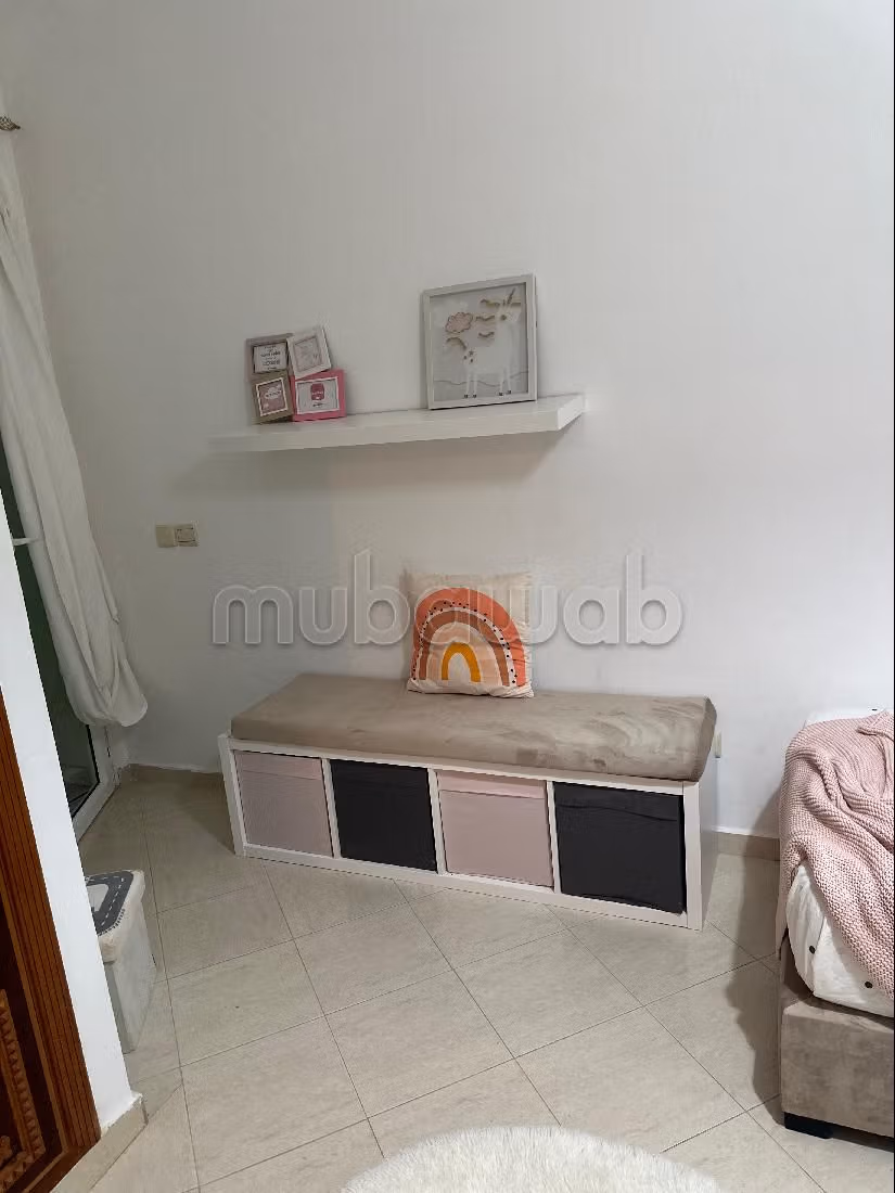 شقة جميلة للبيع ب منصمان. 3 قطع. مكيف للهواء وحوض للسباحة