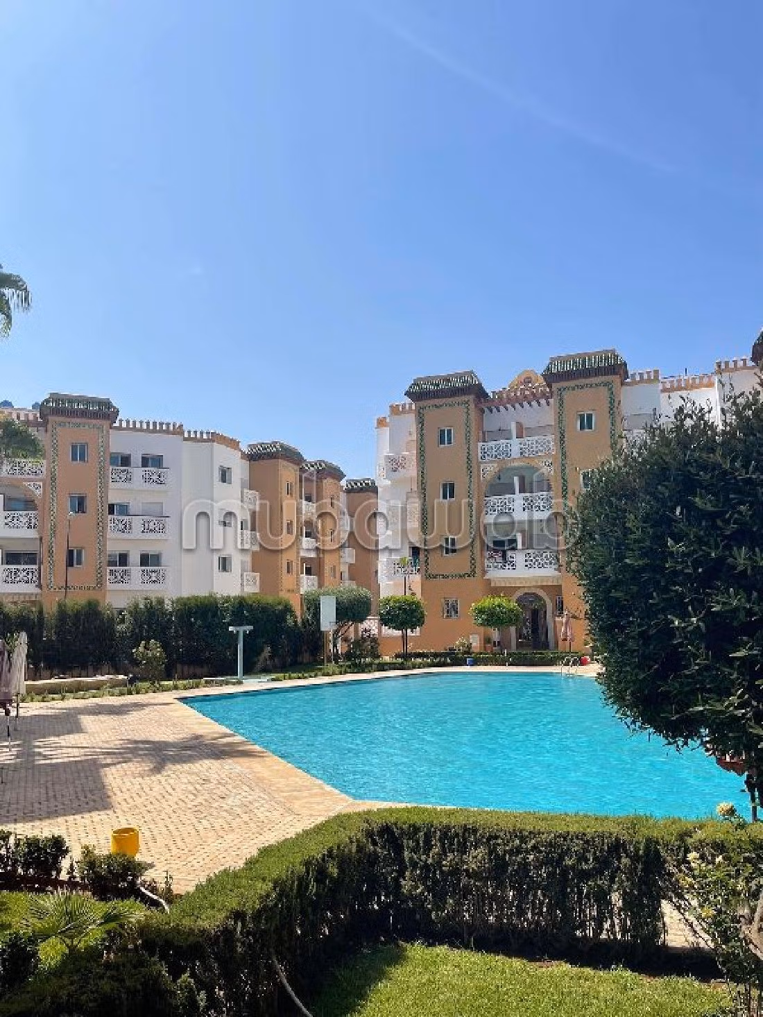 شقة جميلة للبيع ب منصمان. 3 قطع. مكيف للهواء وحوض للسباحة