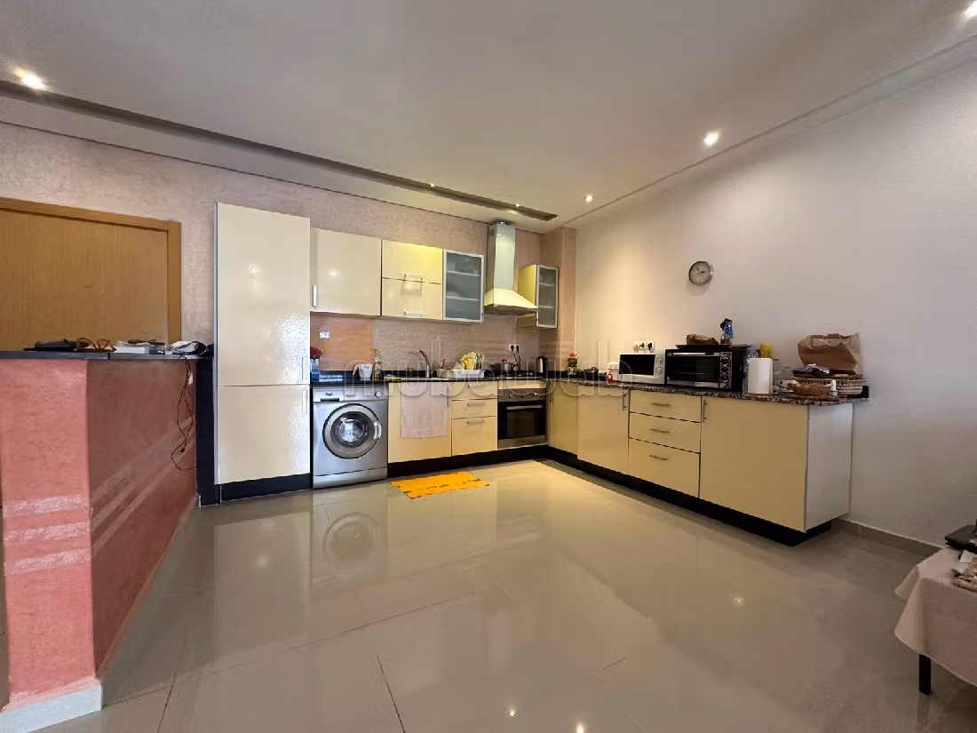 شقة رائعة للبيع ب شاطئ واد الشراط. المساحة 97 م². مكيف الهواء و مدفأة. 