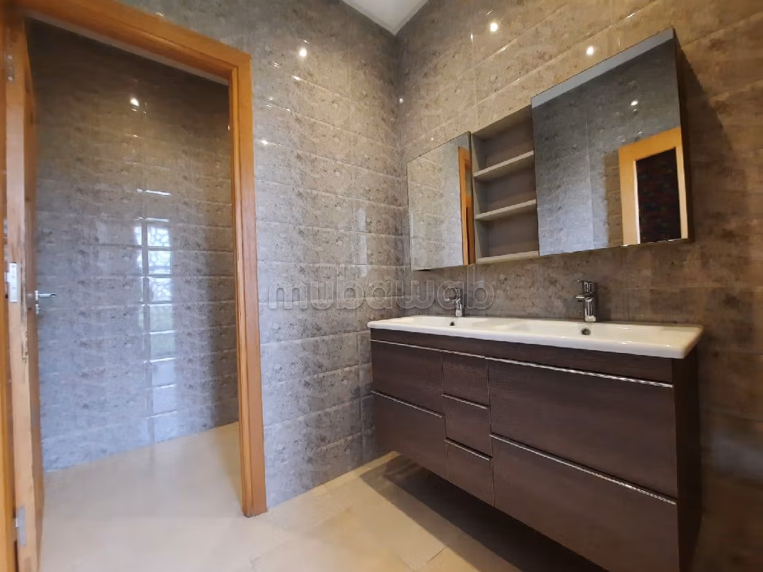 High quality villa for sale in Centre ville. 1 room. Double glazing, Robust door. 