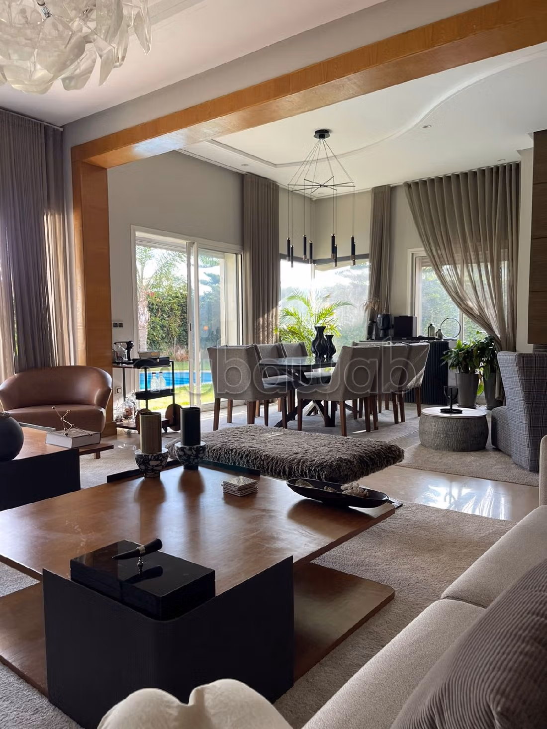 Beautiful villa for rent in Bouskoura Ville. 4 beautiful rooms. Well equipped kitchen. 