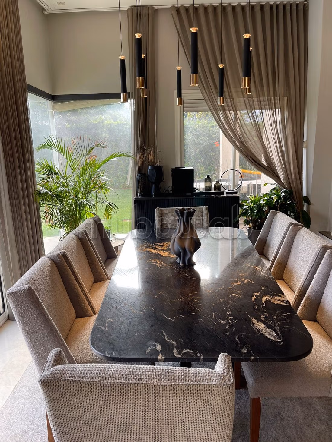 Beautiful villa for rent in Bouskoura Ville. 4 beautiful rooms. Well equipped kitchen. 