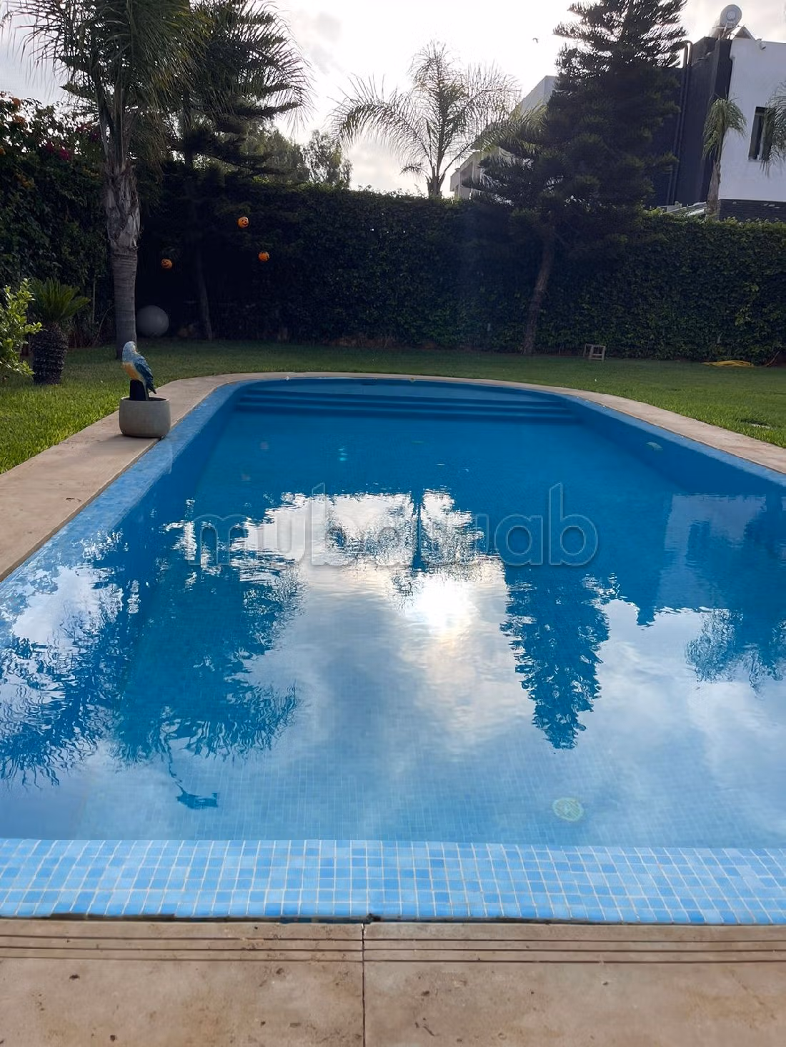 Beautiful villa for rent in Bouskoura Ville. 4 beautiful rooms. Well equipped kitchen. 