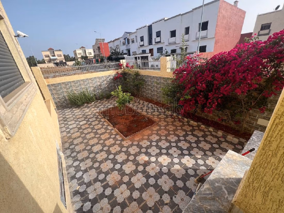 Luxury home for sale in Hamza. 4 comfortable rooms. Green areas, Balcony. 