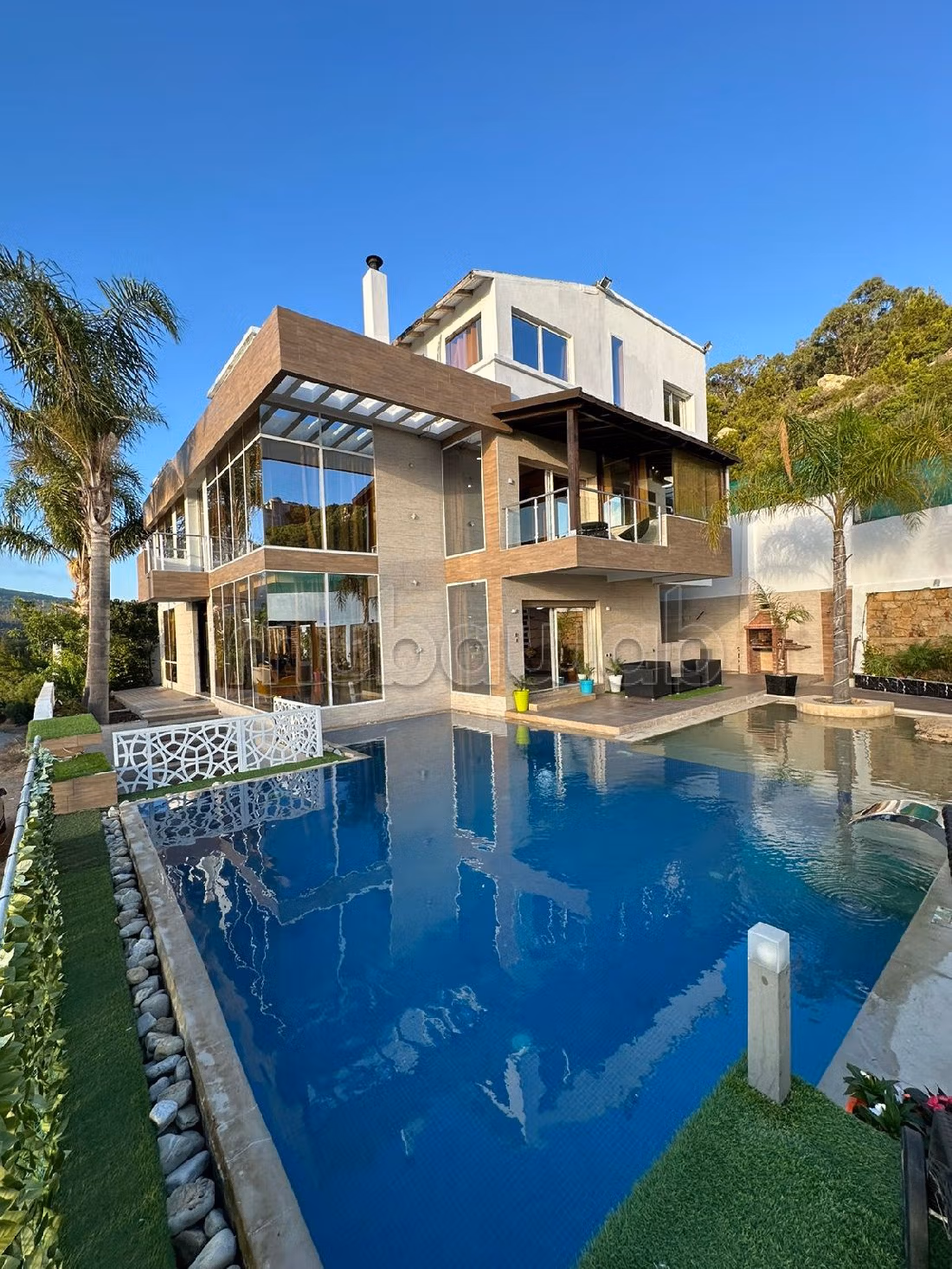 Maison de luxe à vendre à Rmilat. 5 grandes pièces. Bien meublé.