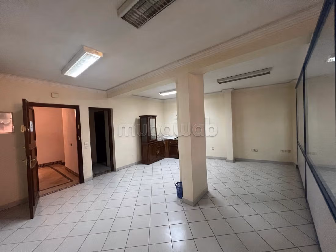 Offices for sale in El Hara. Dimension 109 m². 