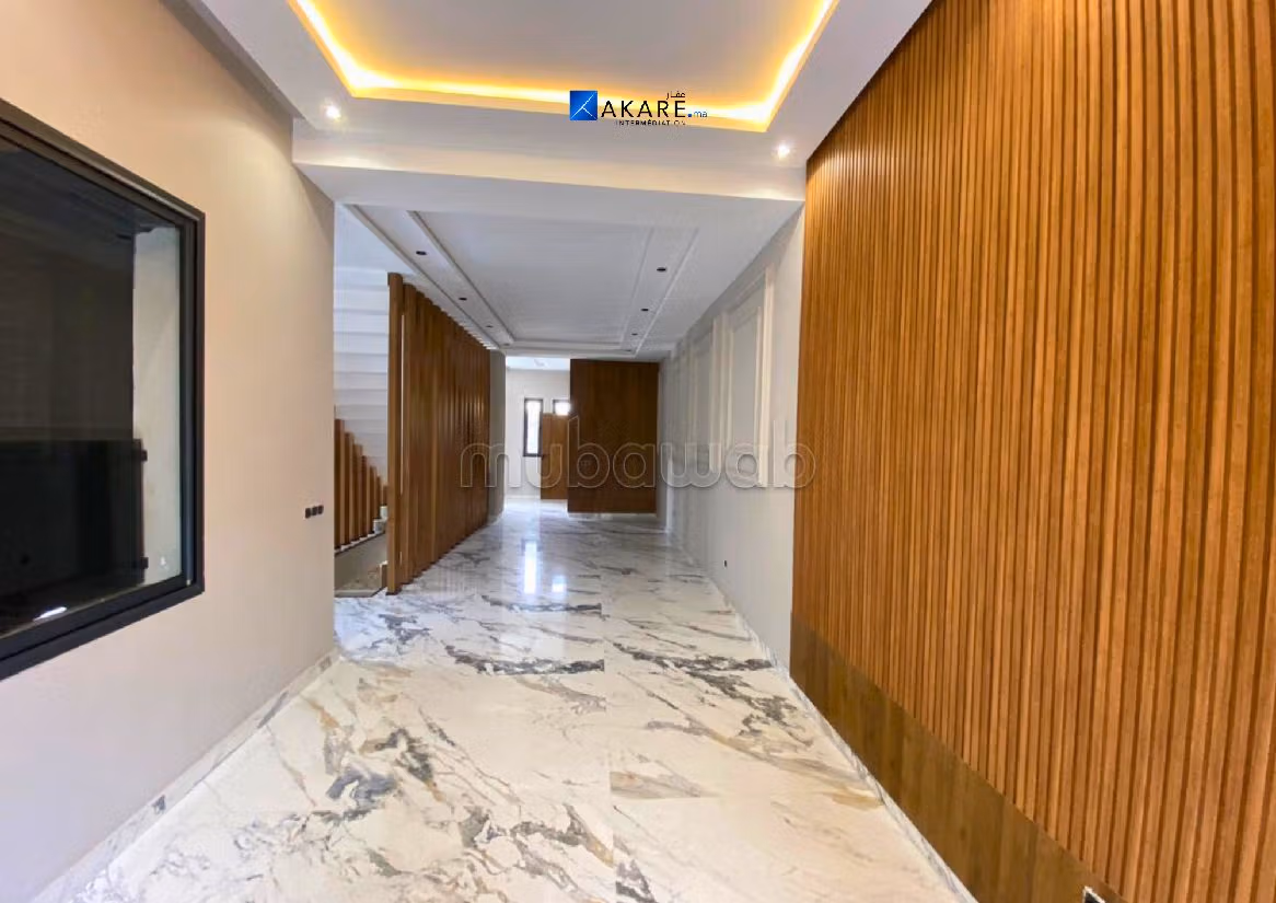 Villa's en luxe woningen kopen in Almaz. Totale oppervlakte 450 m². Terras en garage. 