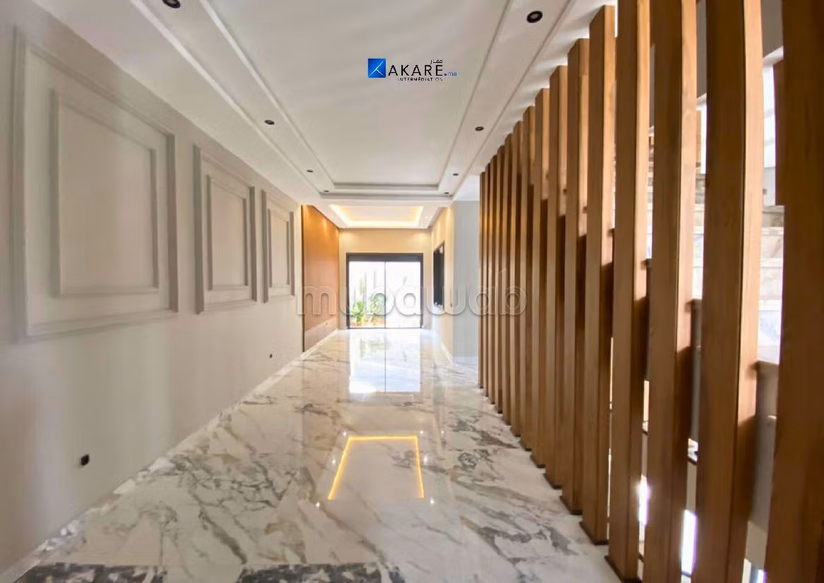 Villa's en luxe woningen kopen in Almaz. Totale oppervlakte 450 m². Terras en garage. 