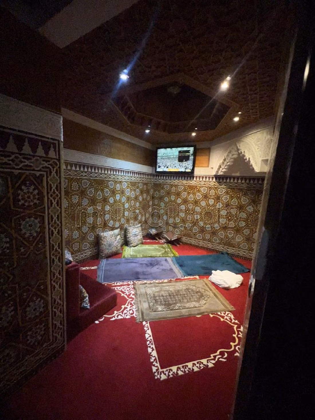 فيلا فاخرة للبيع بالمنزه. المساحة الإجمالية 8000 م². حديقة ومرآب