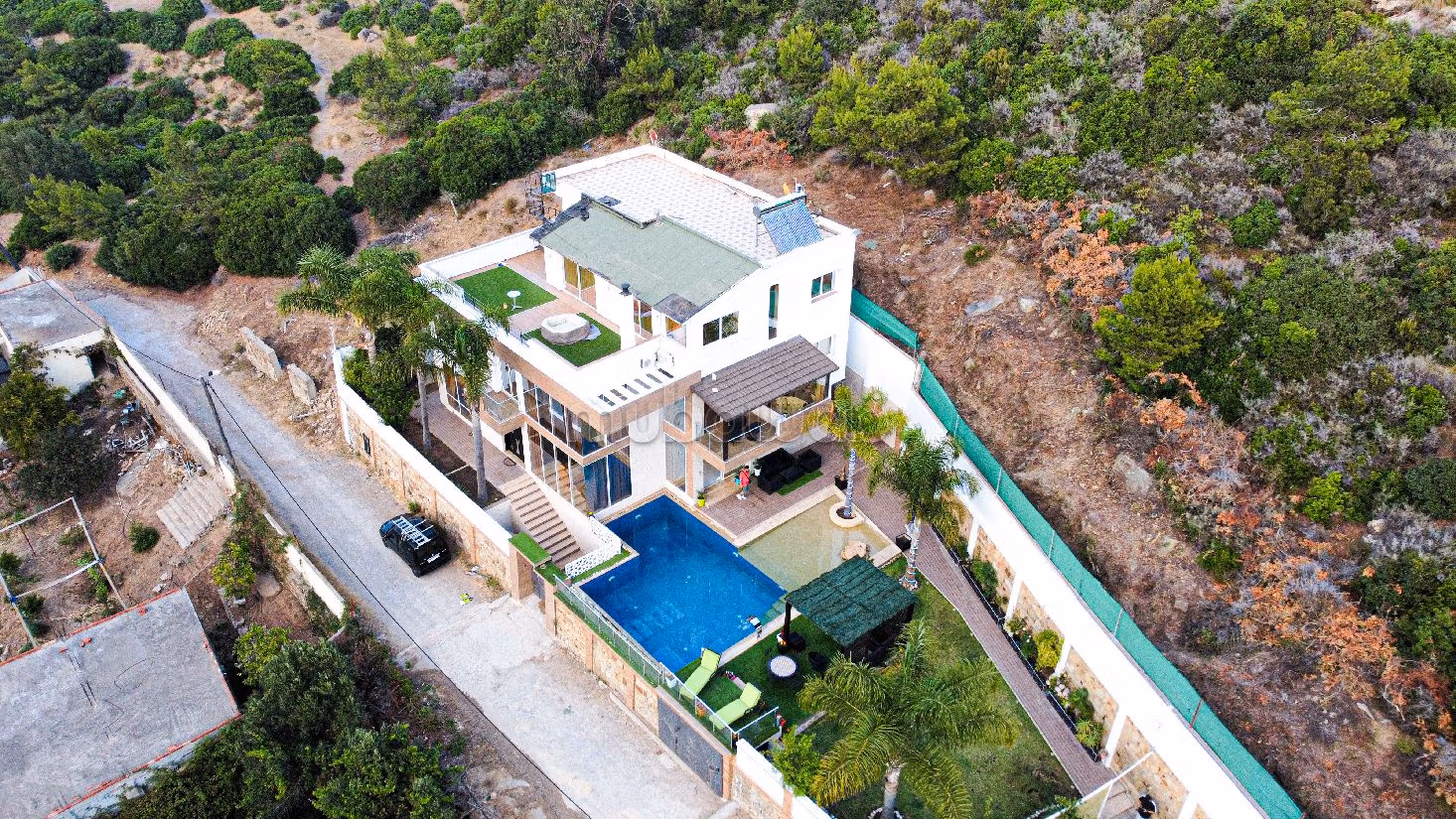 Luxury villas & houses for rent in Cap Spartel. 3 lovely rooms. Living room with fireplace, General air conditioning System. 