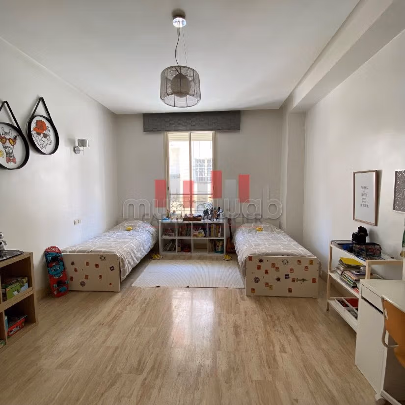 شقة رائعة للبيع بوسط المدينة. 2 غرف جميلة. مع المرآب والمصعد