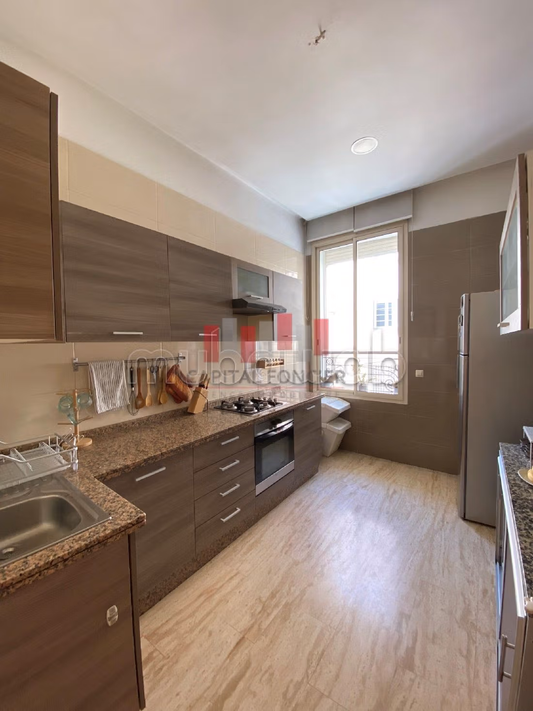 شقة رائعة للبيع بوسط المدينة. 2 غرف جميلة. مع المرآب والمصعد