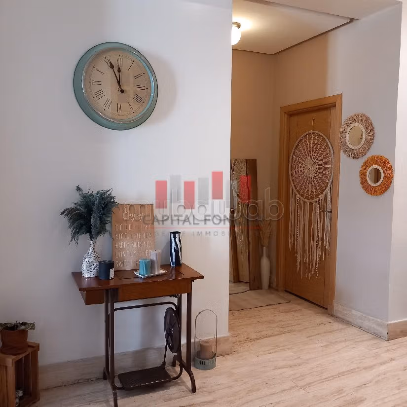 شقة رائعة للبيع بوسط المدينة. 2 غرف جميلة. مع المرآب والمصعد