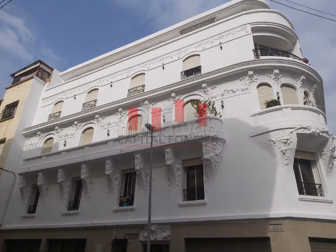 شقة رائعة للبيع بوسط المدينة. 2 غرف جميلة. مع المرآب والمصعد