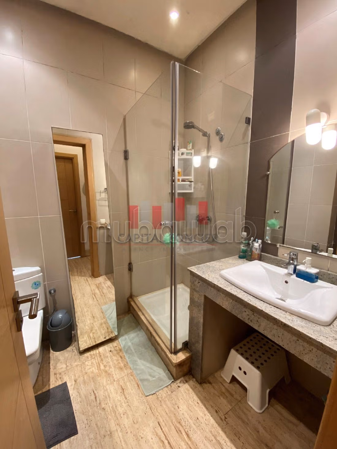 شقة رائعة للبيع بوسط المدينة. 2 غرف جميلة. مع المرآب والمصعد