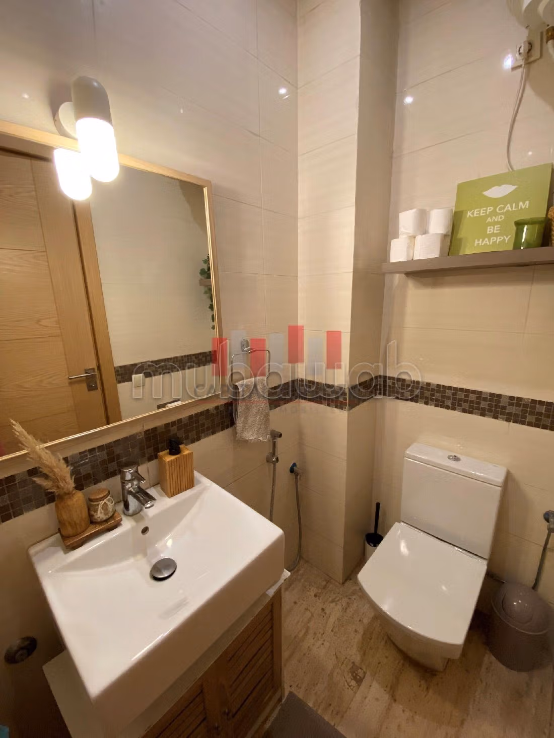 شقة رائعة للبيع بوسط المدينة. 2 غرف جميلة. مع المرآب والمصعد