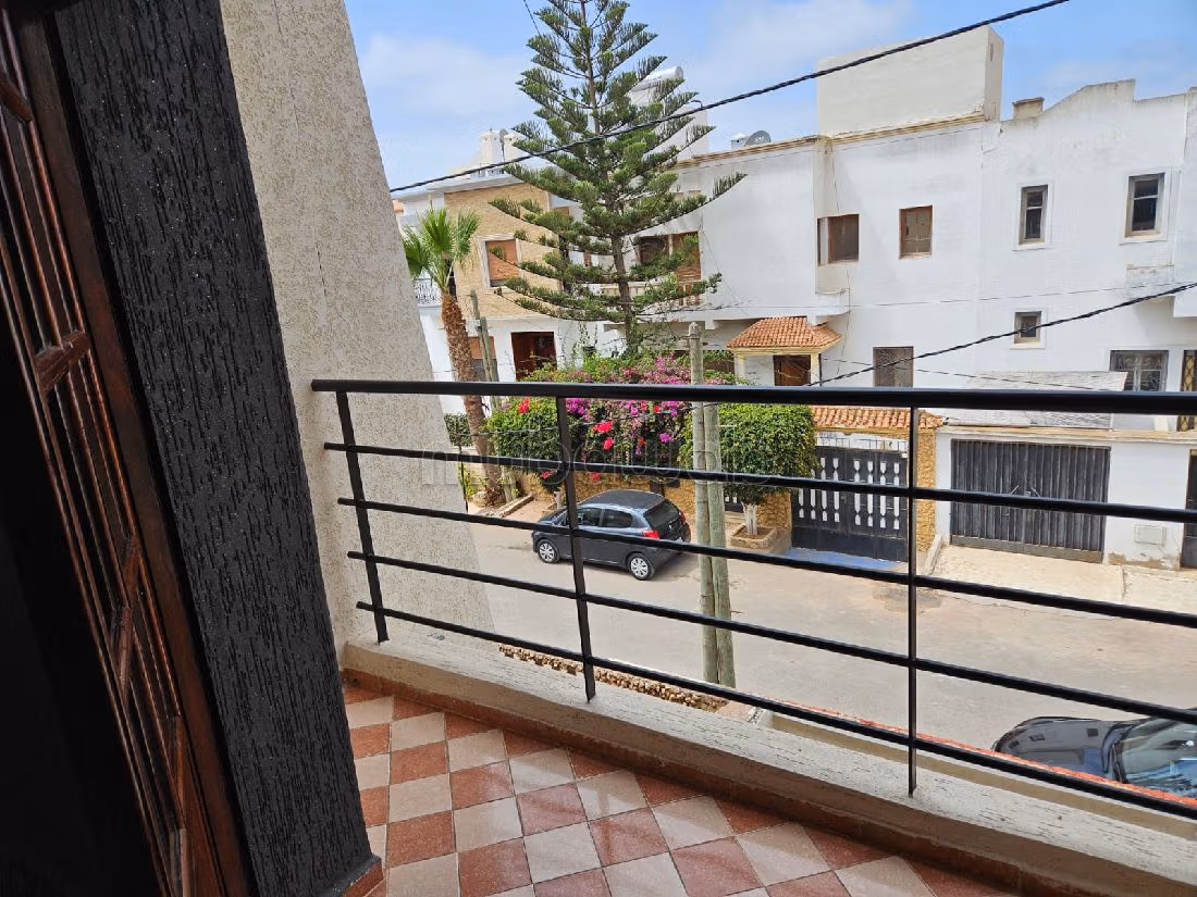 منزل رائع للبيع بدار بوعزة. 6 غرف جميلة. شرفة وحديقة. 