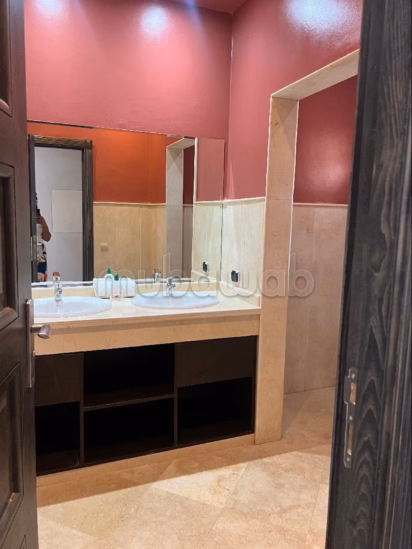 Magnifique villa à louer pour vos vacances à Route de l'Ourika. 6 pièces confortables. Cheminée et concierge
