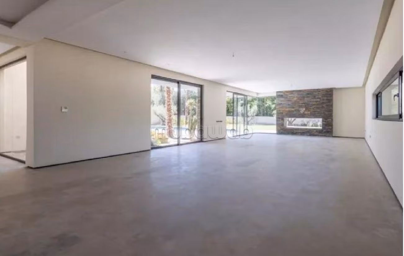 منزل ممتاز للبيع بأملكيس. المساحة الكلية 1505 م². بيئة هادئة تطل على الجبل ، نافذة زجاجية مزدوجة