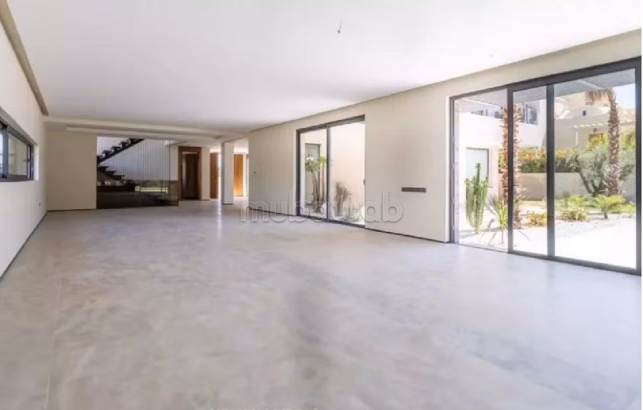 منزل ممتاز للبيع بأملكيس. المساحة الكلية 1505 م². بيئة هادئة تطل على الجبل ، نافذة زجاجية مزدوجة