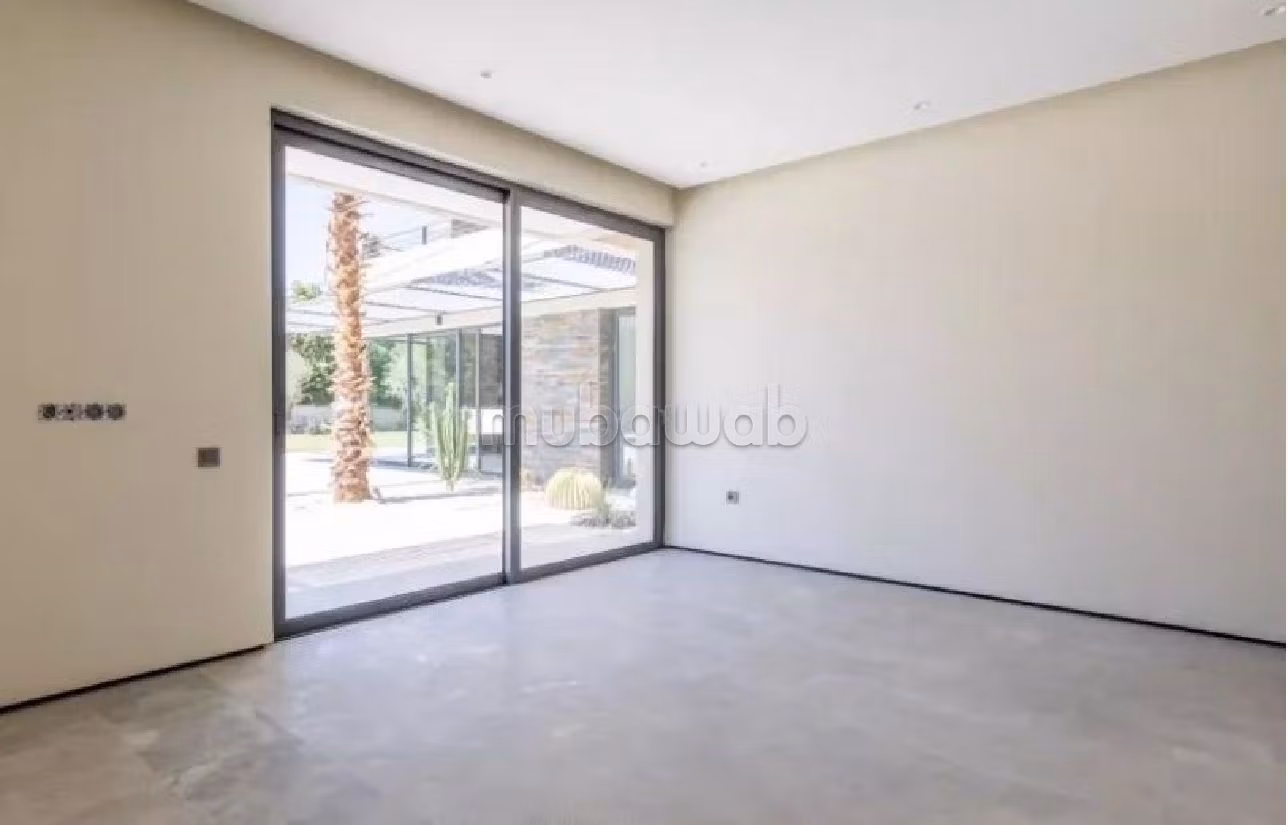 منزل ممتاز للبيع بأملكيس. المساحة الكلية 1505 م². بيئة هادئة تطل على الجبل ، نافذة زجاجية مزدوجة