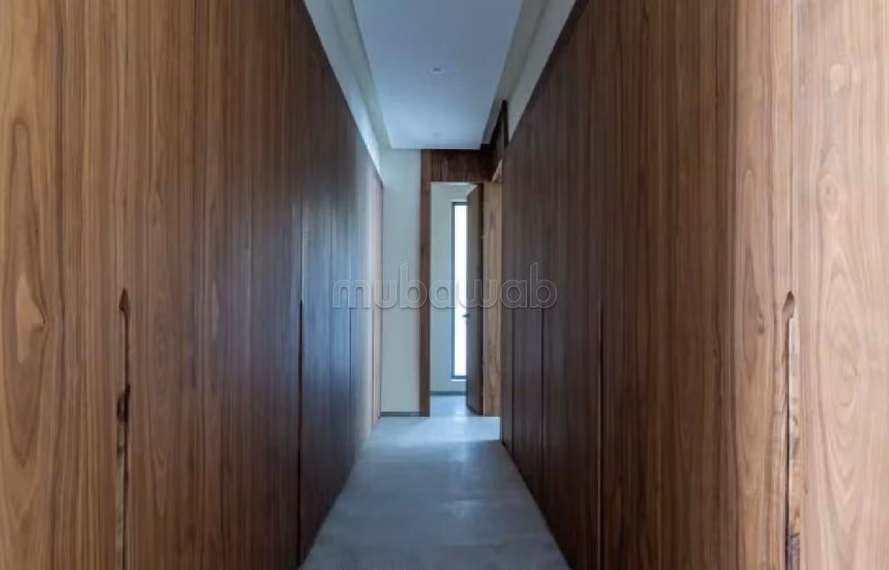 منزل ممتاز للبيع بأملكيس. المساحة الكلية 1505 م². بيئة هادئة تطل على الجبل ، نافذة زجاجية مزدوجة