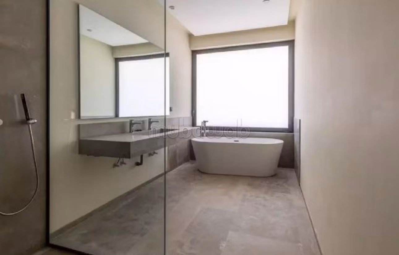 منزل ممتاز للبيع بأملكيس. المساحة الكلية 1505 م². بيئة هادئة تطل على الجبل ، نافذة زجاجية مزدوجة