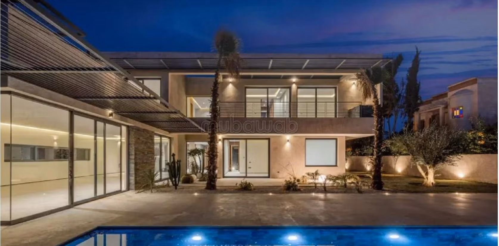 منزل ممتاز للبيع بأملكيس. المساحة الكلية 1505 م². بيئة هادئة تطل على الجبل ، نافذة زجاجية مزدوجة