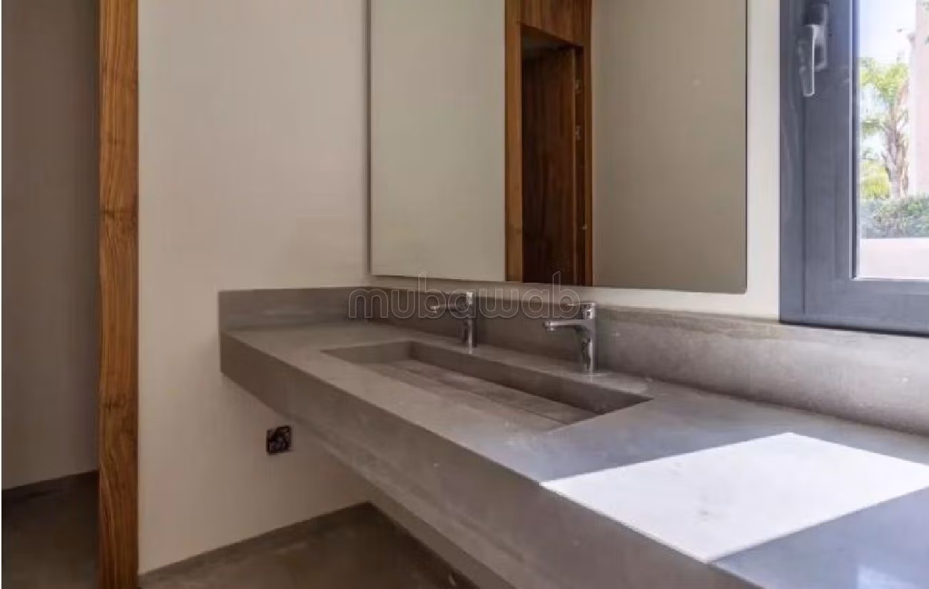 منزل ممتاز للبيع بأملكيس. المساحة الكلية 1505 م². بيئة هادئة تطل على الجبل ، نافذة زجاجية مزدوجة