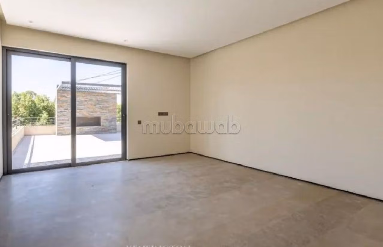 منزل ممتاز للبيع بأملكيس. المساحة الكلية 1505 م². بيئة هادئة تطل على الجبل ، نافذة زجاجية مزدوجة