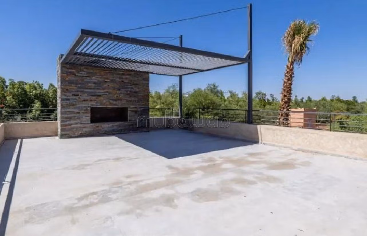 منزل ممتاز للبيع بأملكيس. المساحة الكلية 1505 م². بيئة هادئة تطل على الجبل ، نافذة زجاجية مزدوجة