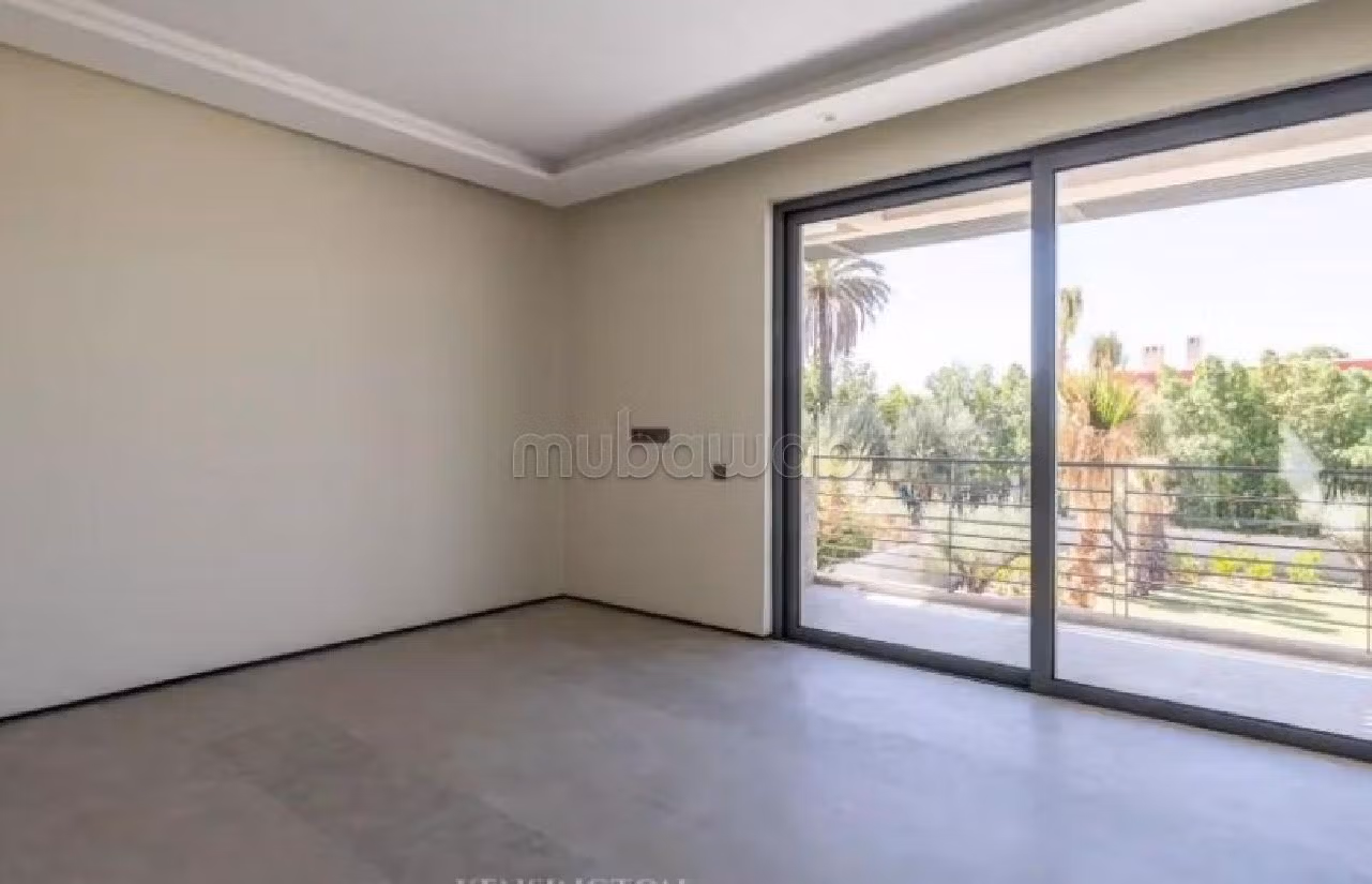 منزل ممتاز للبيع بأملكيس. المساحة الكلية 1505 م². بيئة هادئة تطل على الجبل ، نافذة زجاجية مزدوجة