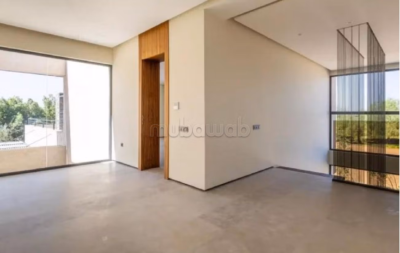 منزل ممتاز للبيع بأملكيس. المساحة الكلية 1505 م². بيئة هادئة تطل على الجبل ، نافذة زجاجية مزدوجة