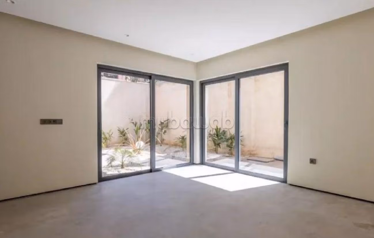 منزل ممتاز للبيع بأملكيس. المساحة الكلية 1505 م². بيئة هادئة تطل على الجبل ، نافذة زجاجية مزدوجة