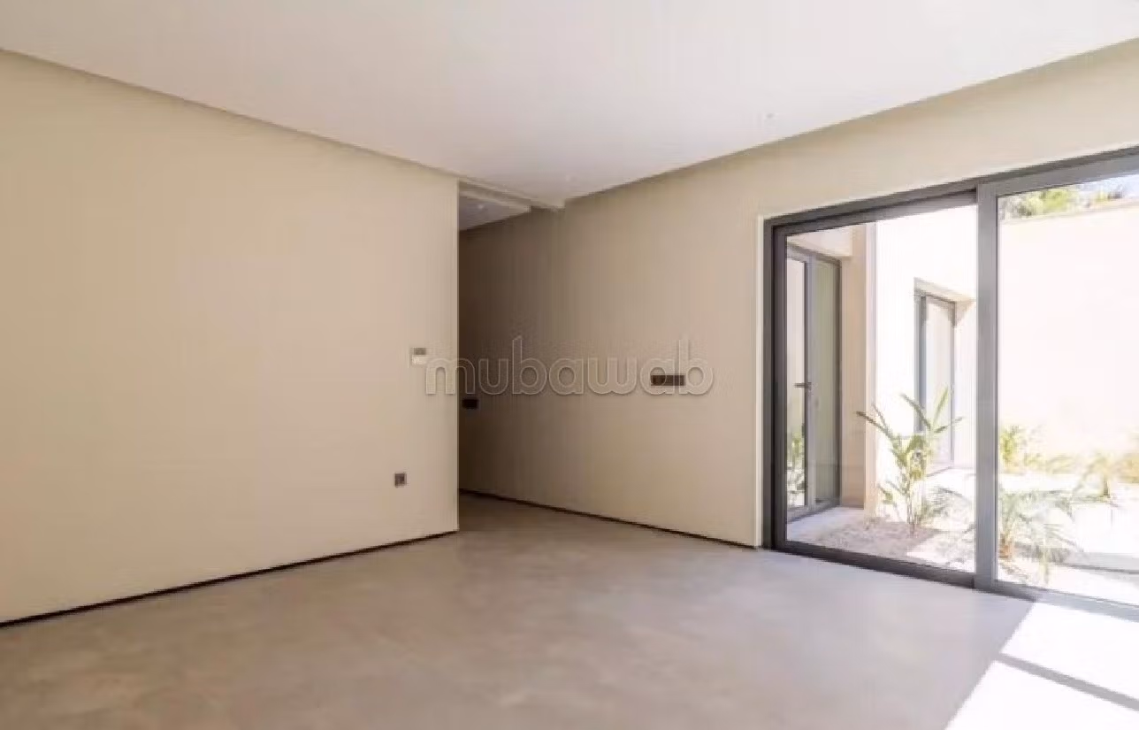 منزل ممتاز للبيع بأملكيس. المساحة الكلية 1505 م². بيئة هادئة تطل على الجبل ، نافذة زجاجية مزدوجة